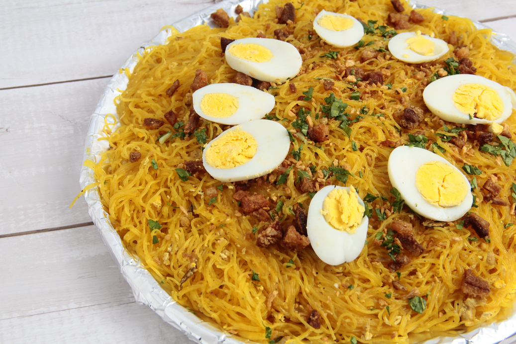Freshly cooked Filipino food called Pancit Malabon