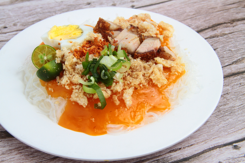 Freshly cooked Filipino food called Pancit Palabok